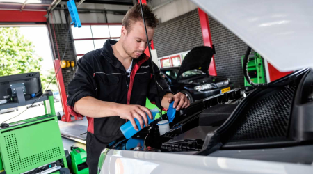 Koelvloeistof controleren en het oliepeil controleren?